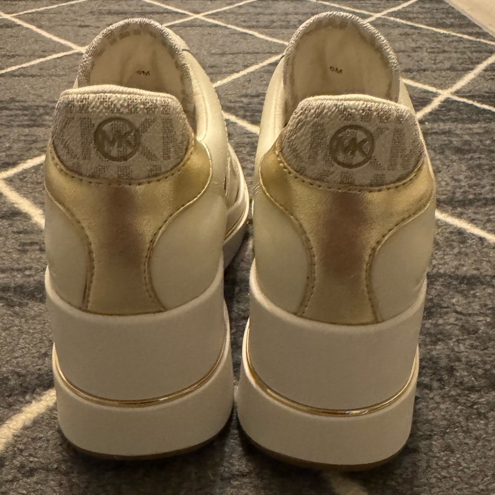 Michael Kors Emmy Wedge Trainer Sneakers vanilla signature w/gold accents size 6 - Picture 4 of 6